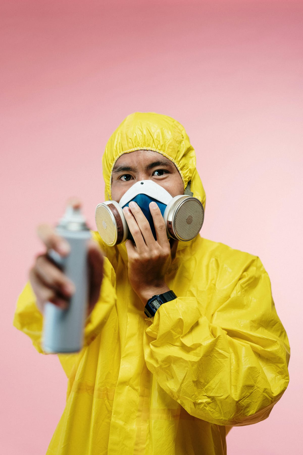 Costum galben de protecție și spray, ilustrație intervenție urgentă dezinsecție